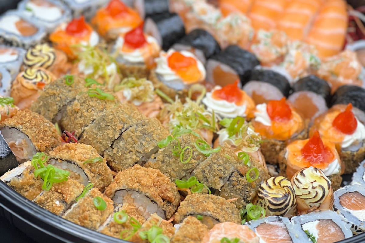 COMBO PROMOCIONAL 40 PEÇAS + coca cola 1,5L + 4 hot philadelphia +4 haru roll +2 bolinho de salmão