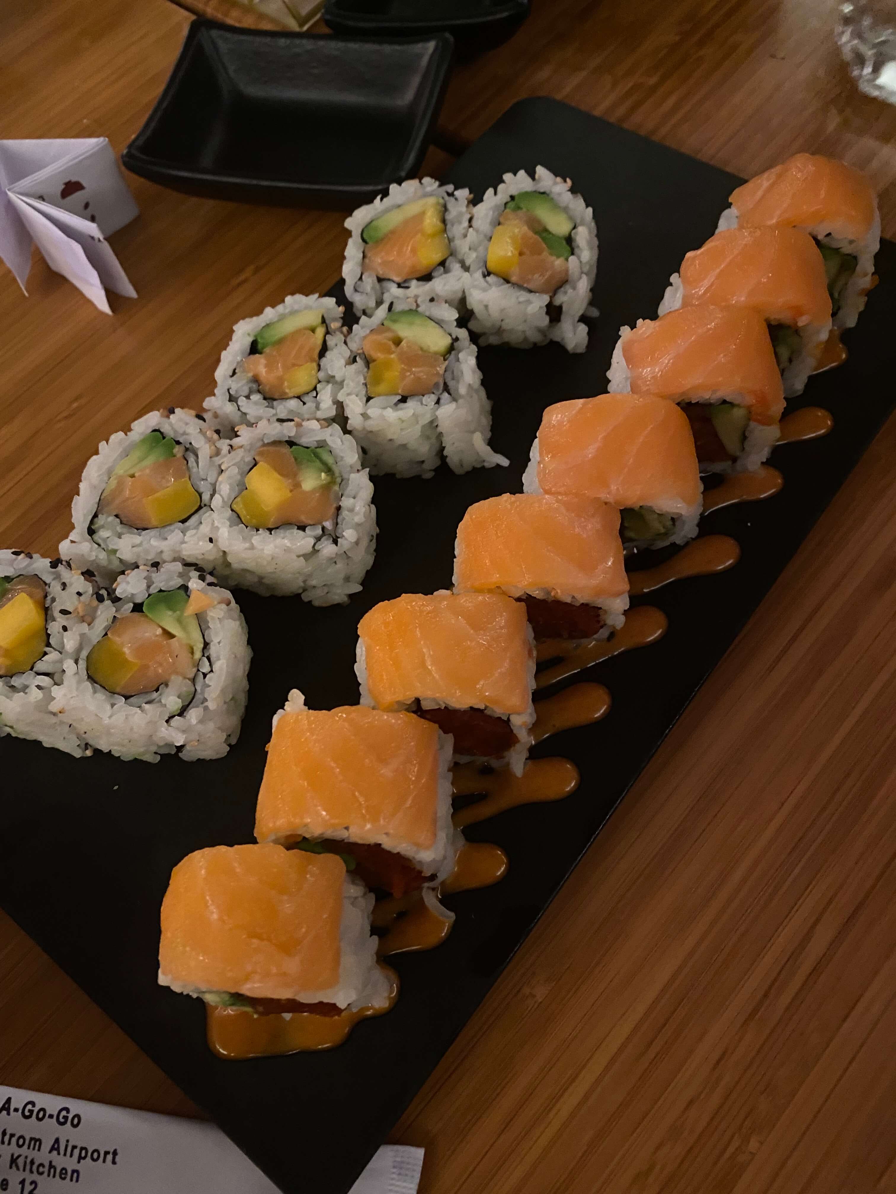 ESPECIAL DA SEMANA 24 PEÇAS ,Brinde 4 hot philadelphia, 4 haru roll.